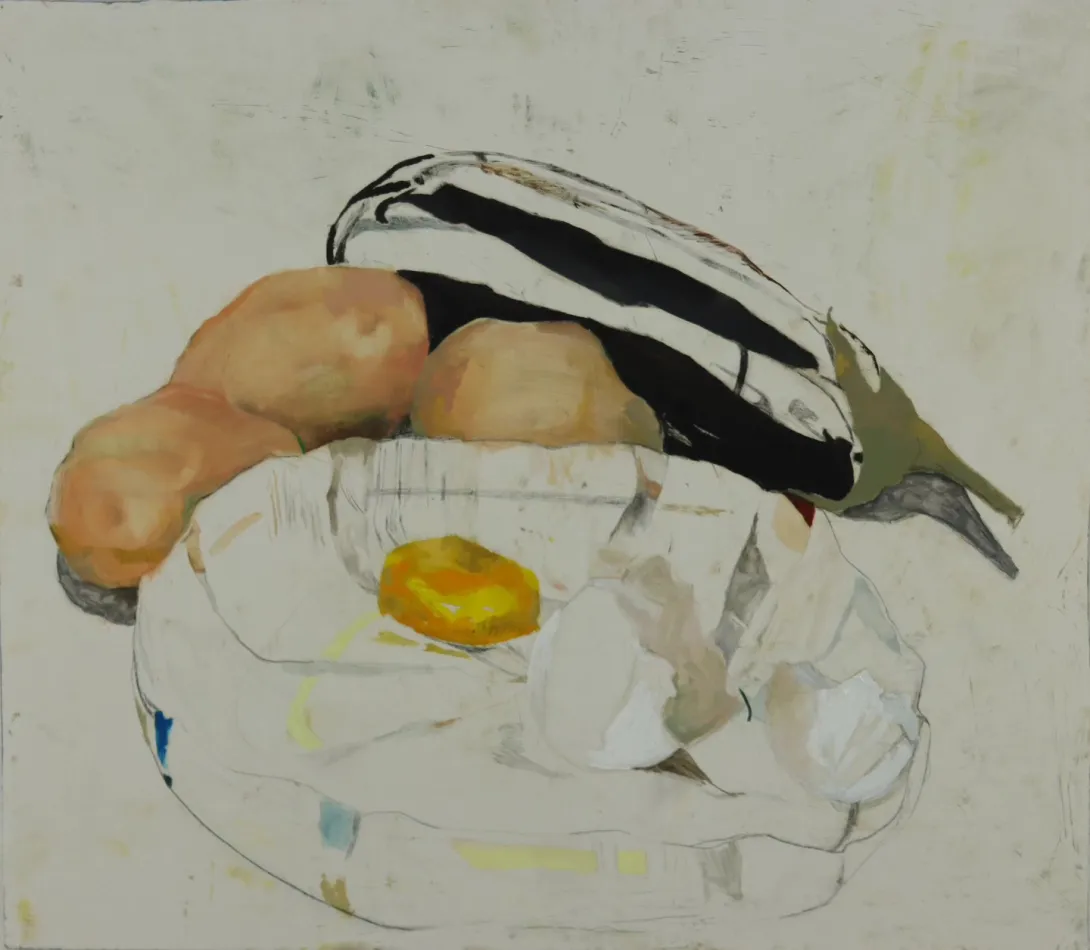 Huhtikuun Kuukauden maalaus. Enna Saari, Egg, eggplant, plate, potatoes, 2025, öljy ja hiili liitupohjalle, 70x80cm. Kuva: Virppi Sysilehto Huhtikuun Kuukauden maalaus. Enna Saari. Egg, eggplant, plate, potatoes, 2025, öljy ja hiili liitupohjalle, 70x80cm. Kuva: Virppi Sysilehti