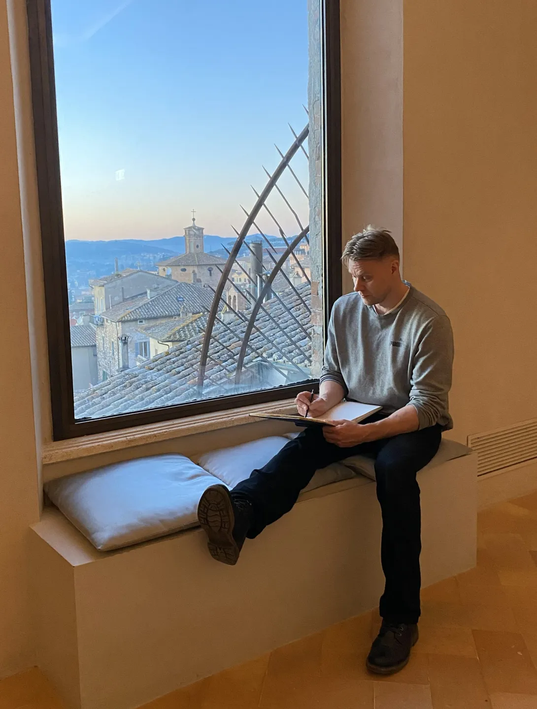 Mikko Haiko piirtää museossa