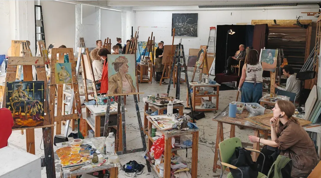 Piirustusluokka mallimaalaustunnilla. Kuva Virppi Sysilehto.